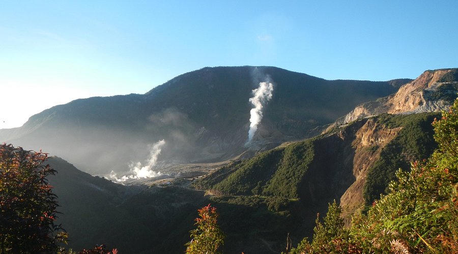 Kawah dan lereng Gunung Papandayan di Garut